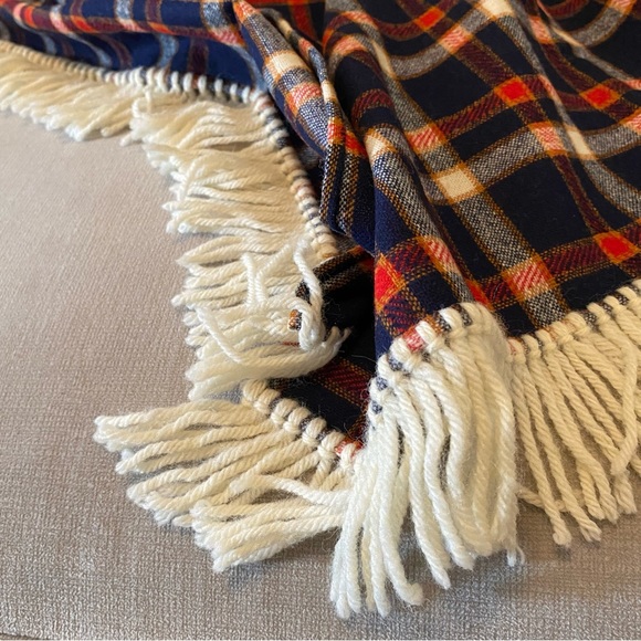 NWOT Lg Pendleton Style Plaid Blanket with fringe - Picture 3 of 4